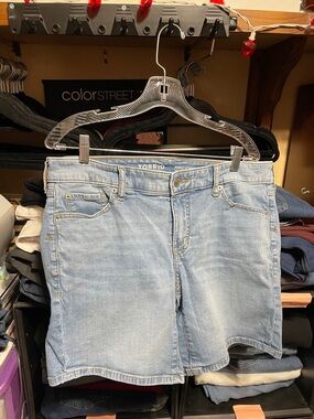 #009 size 12 Torrid Light Wash Denim Shorts